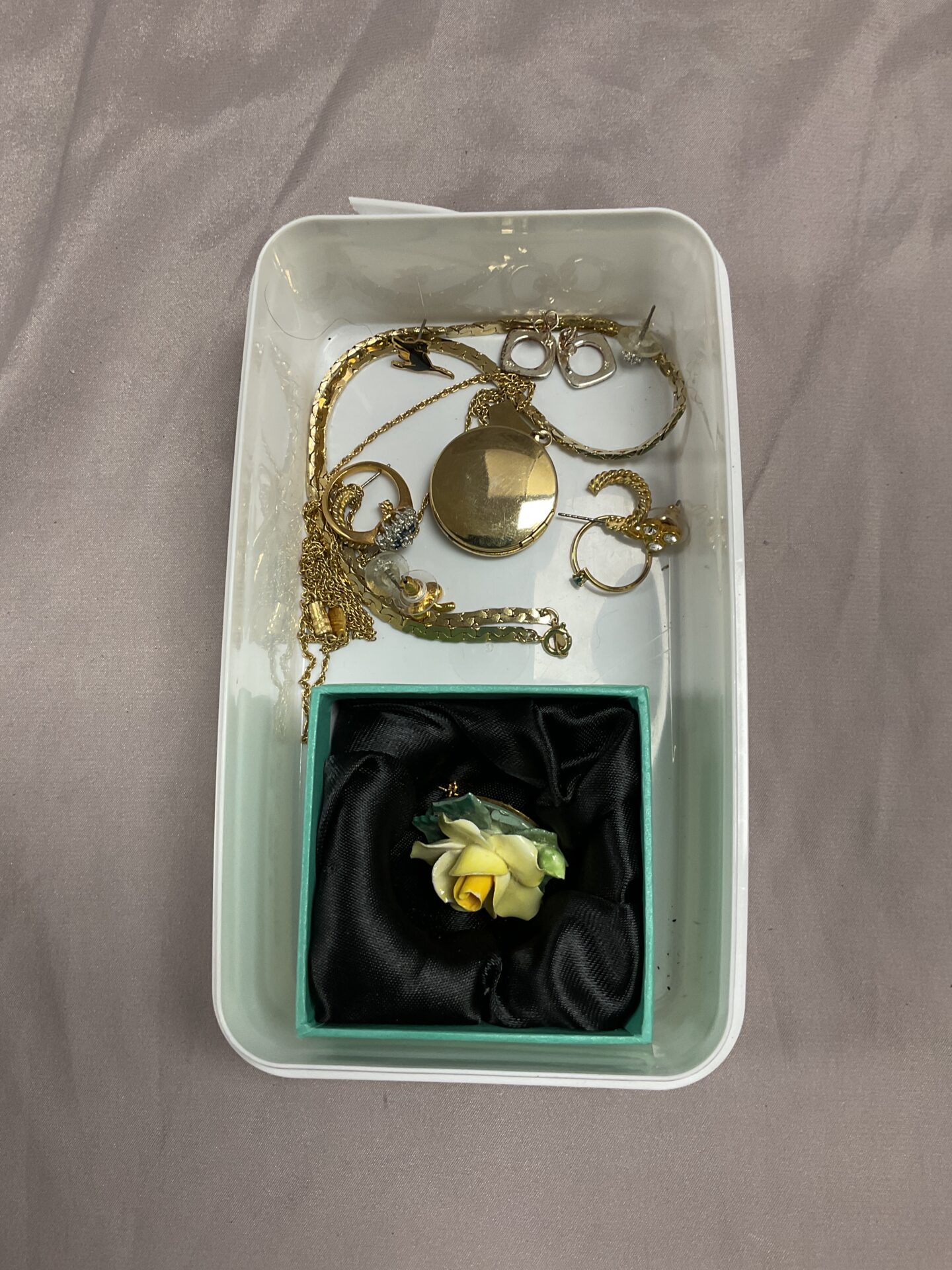 704 Tray mixed costume jewellery