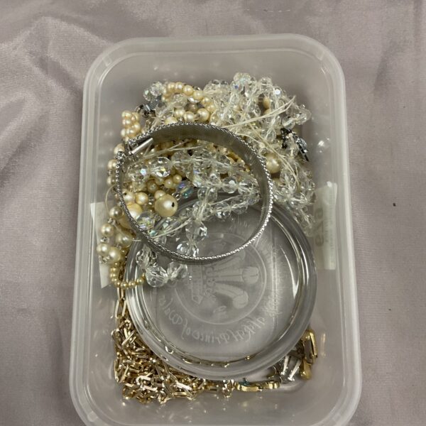 Mixed jewellery lot with vintage necklaces, bracelets, and musical keyrings.