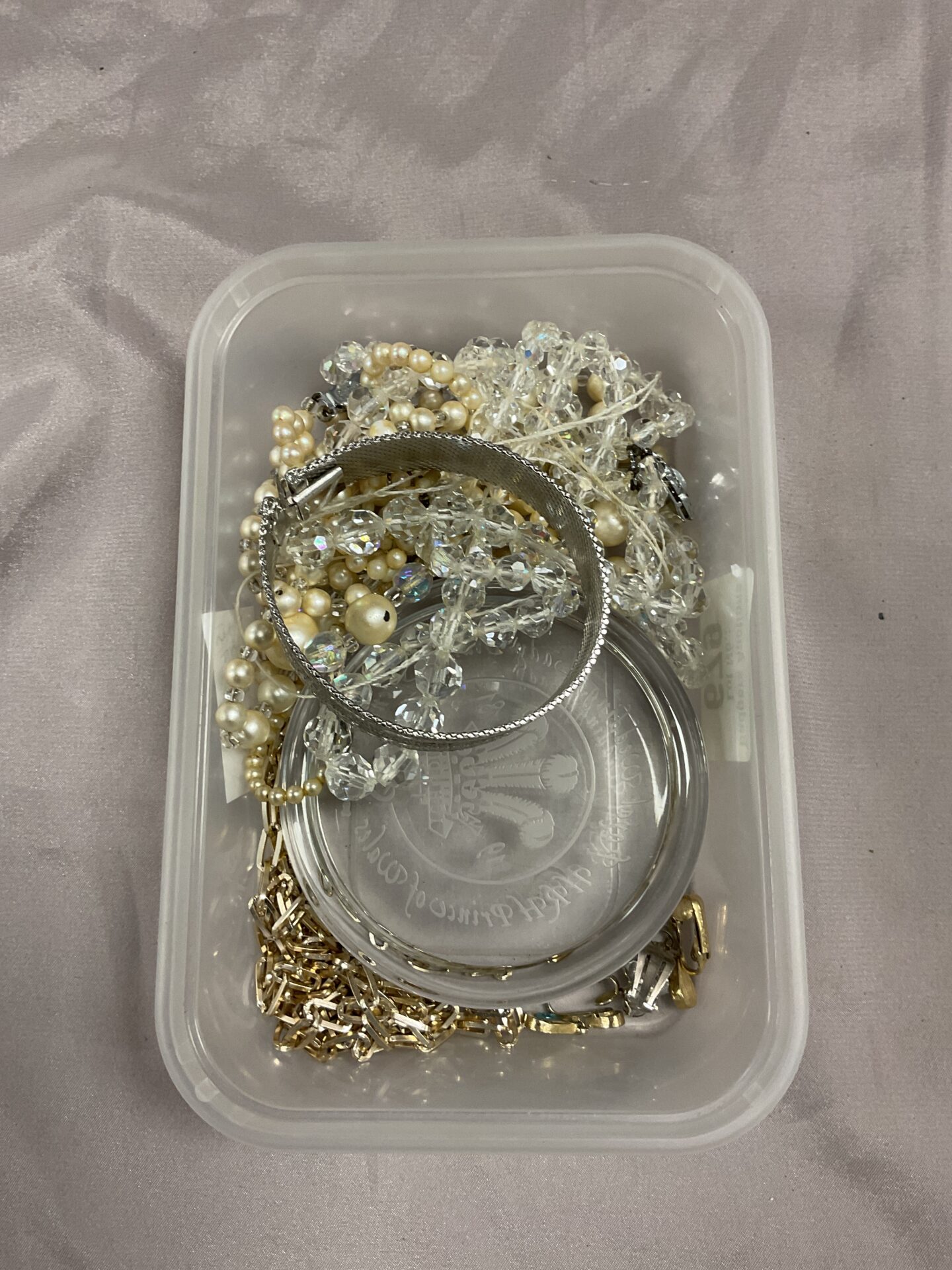 650 Tray mixed inc musical Keyrings and jewellery