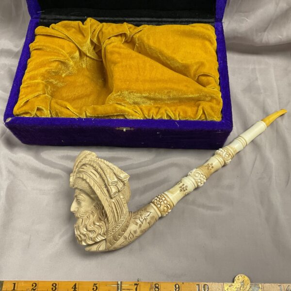 Antique Meerschaum Sultan pipe in a velvet-lined case.
