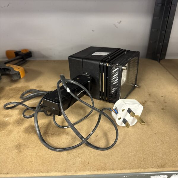 Flectalux XM 10/12 photography light with power cable.