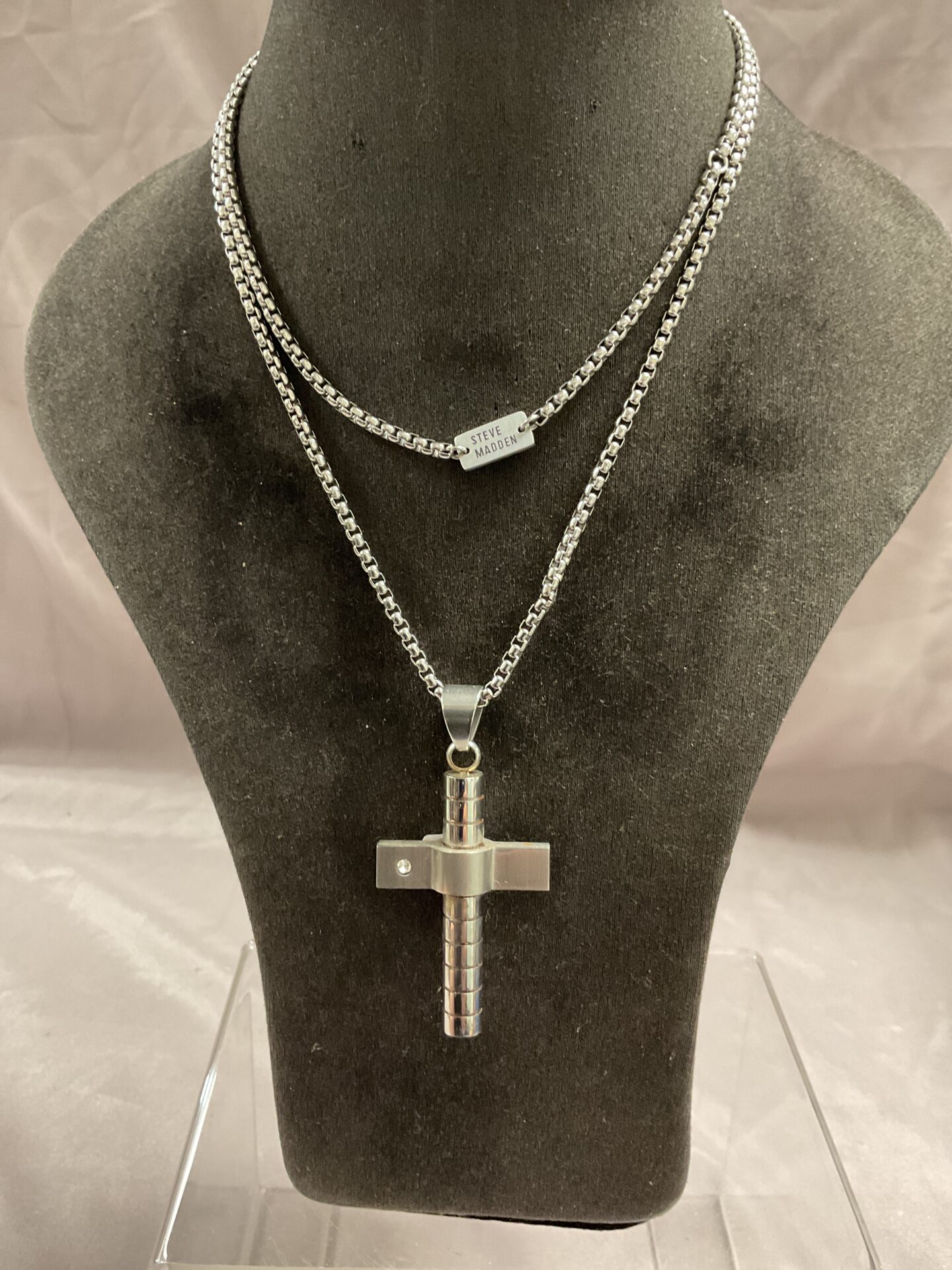 759 steve madden steel textured cross pendant 26” chain necklace