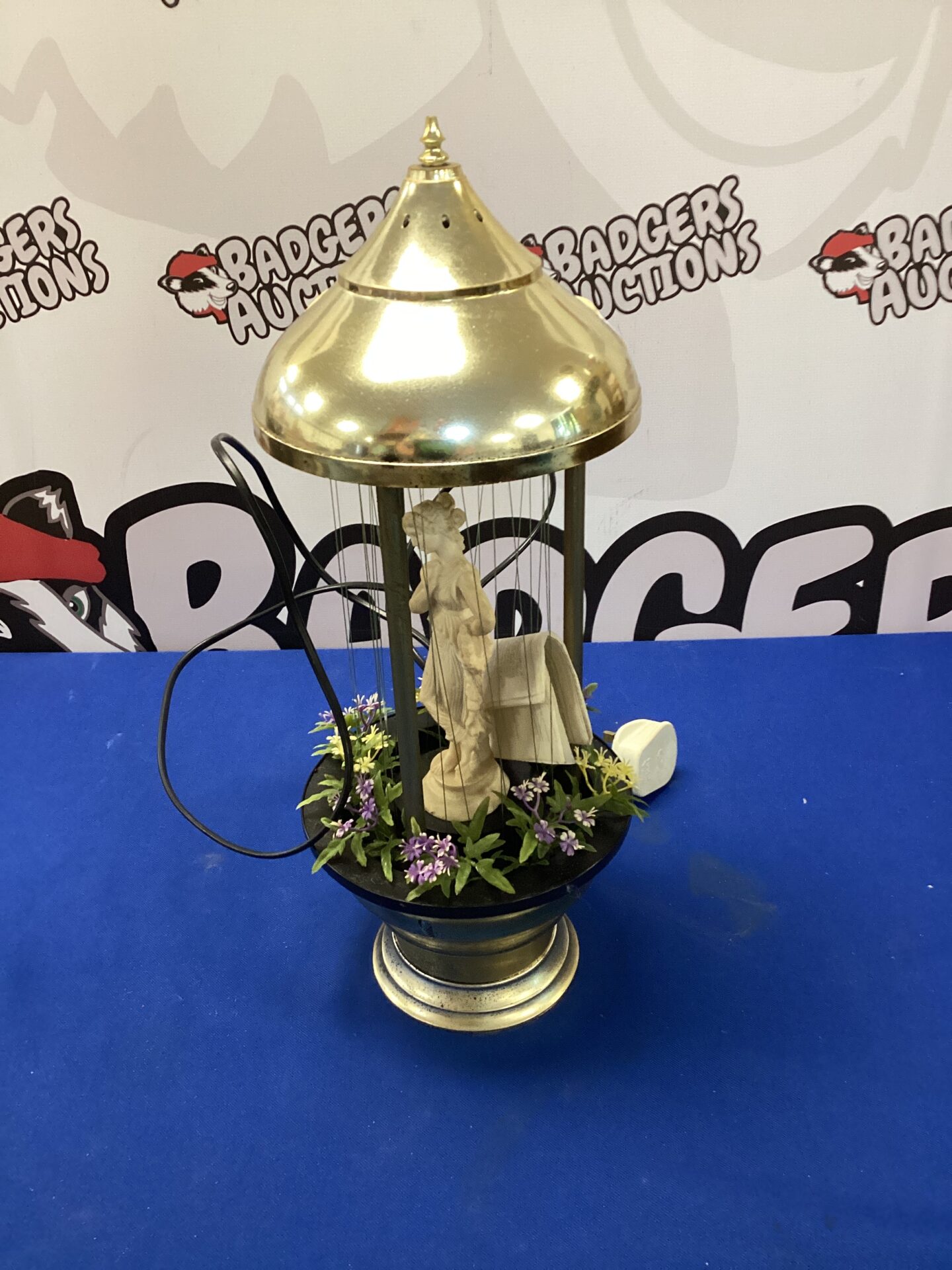 511 Lady sculpture oil lamp