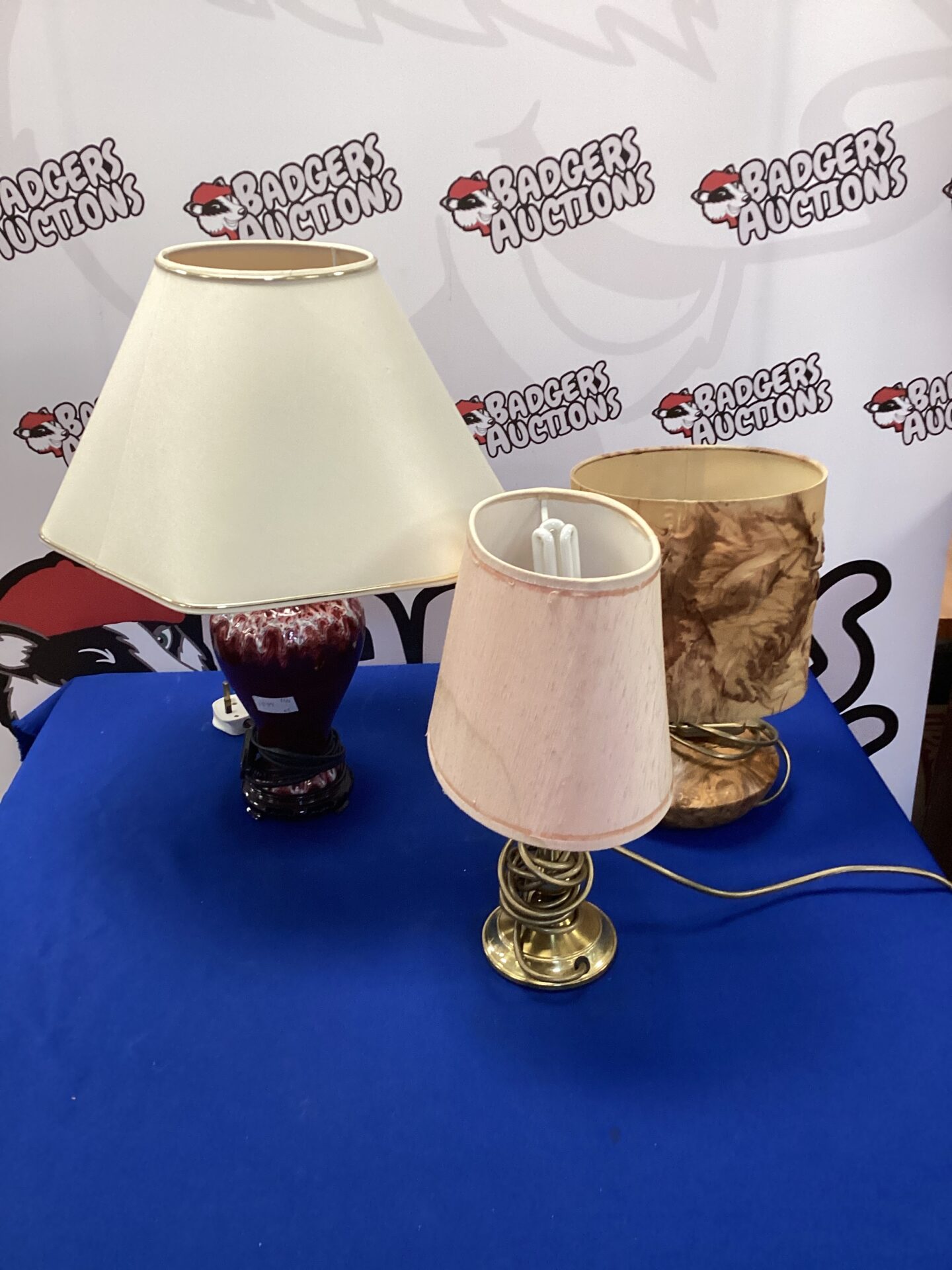 555 Three table lamps inc wooden base