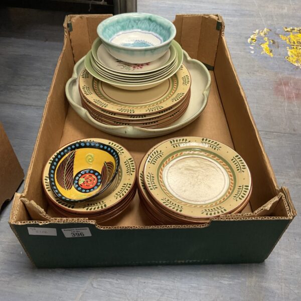 Assorted vintage china and plates in a mixed lot.