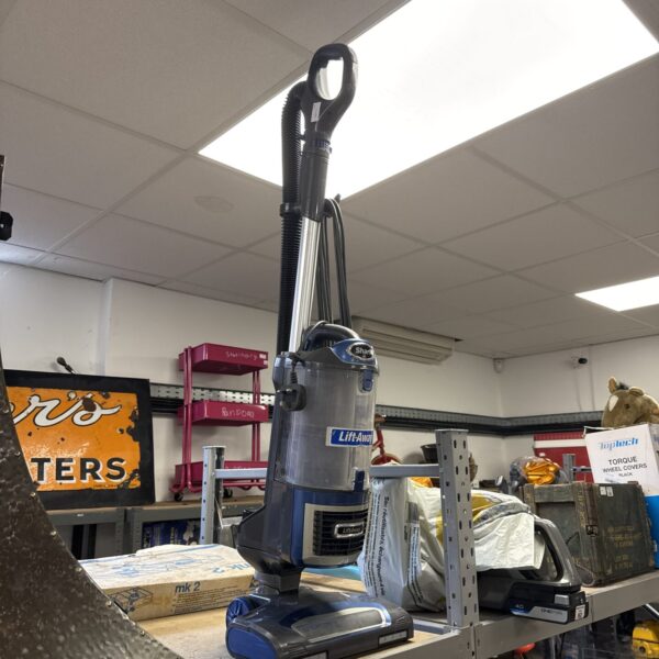 Shark NV601 Lift Away upright hoover for floor cleaning.