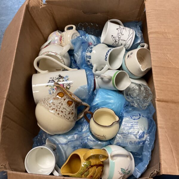 Mixed lot of vintage pottery and china mugs, including Fosters and Johnsons.