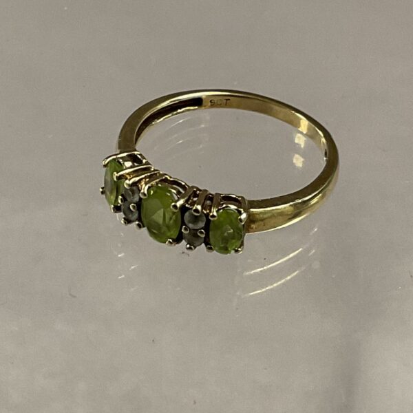9ct gold ring with peridot and topaz gemstones.