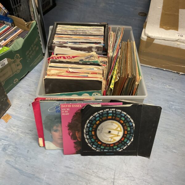 Mixed lot of vintage 7inch vinyl records including David Essex.