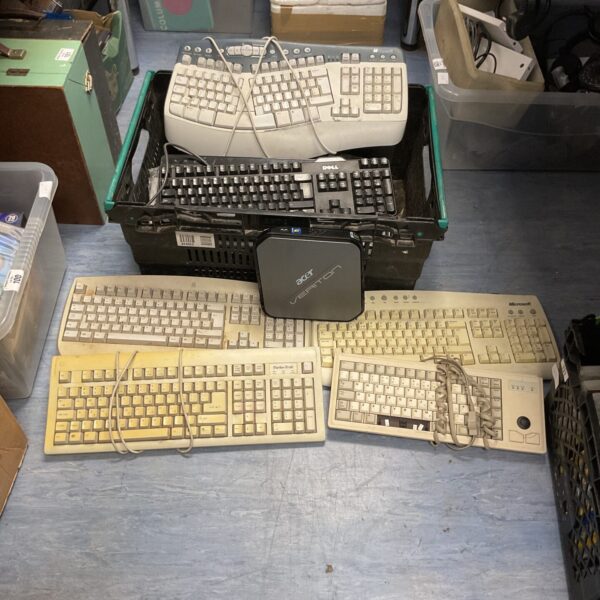 Mixed lot of vintage computer keyboards including Packard Bell and Microsoft.