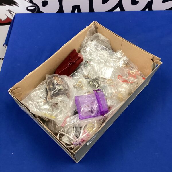 Mixed lot of colourful costume jewellery pieces.