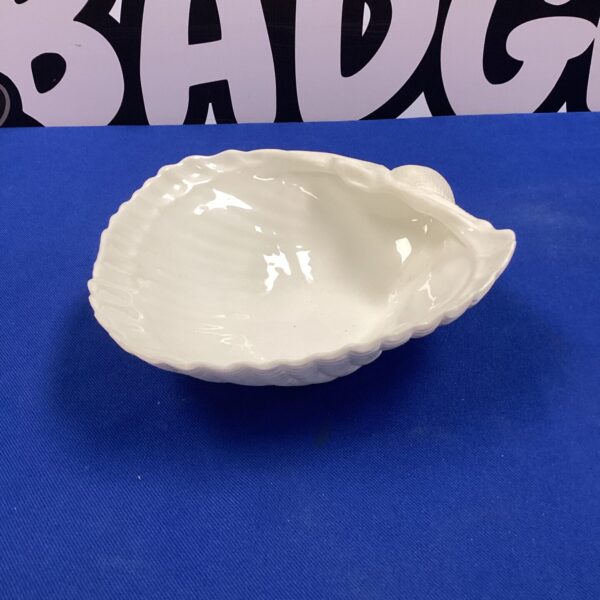 White porcelain shell dish with a "Luna del mar" design.