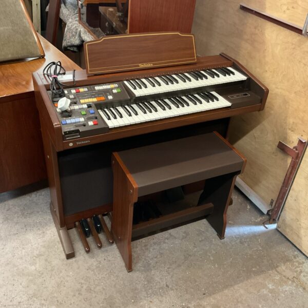 Vintage Technics SX-E8L electric organ with wooden cabinet.