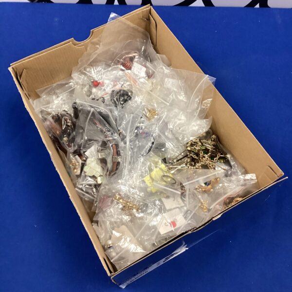 Mixed lot of costume jewellery with necklaces, bracelets and earrings.
