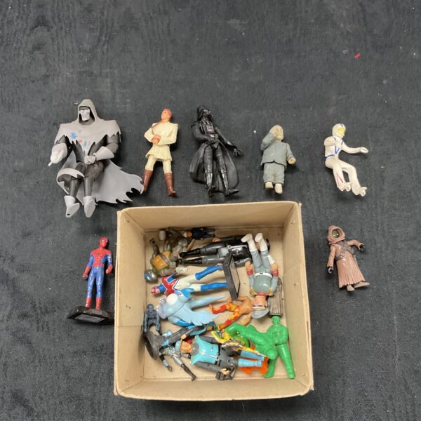 Vintage Star Wars and other toy figures in a mixed lot.