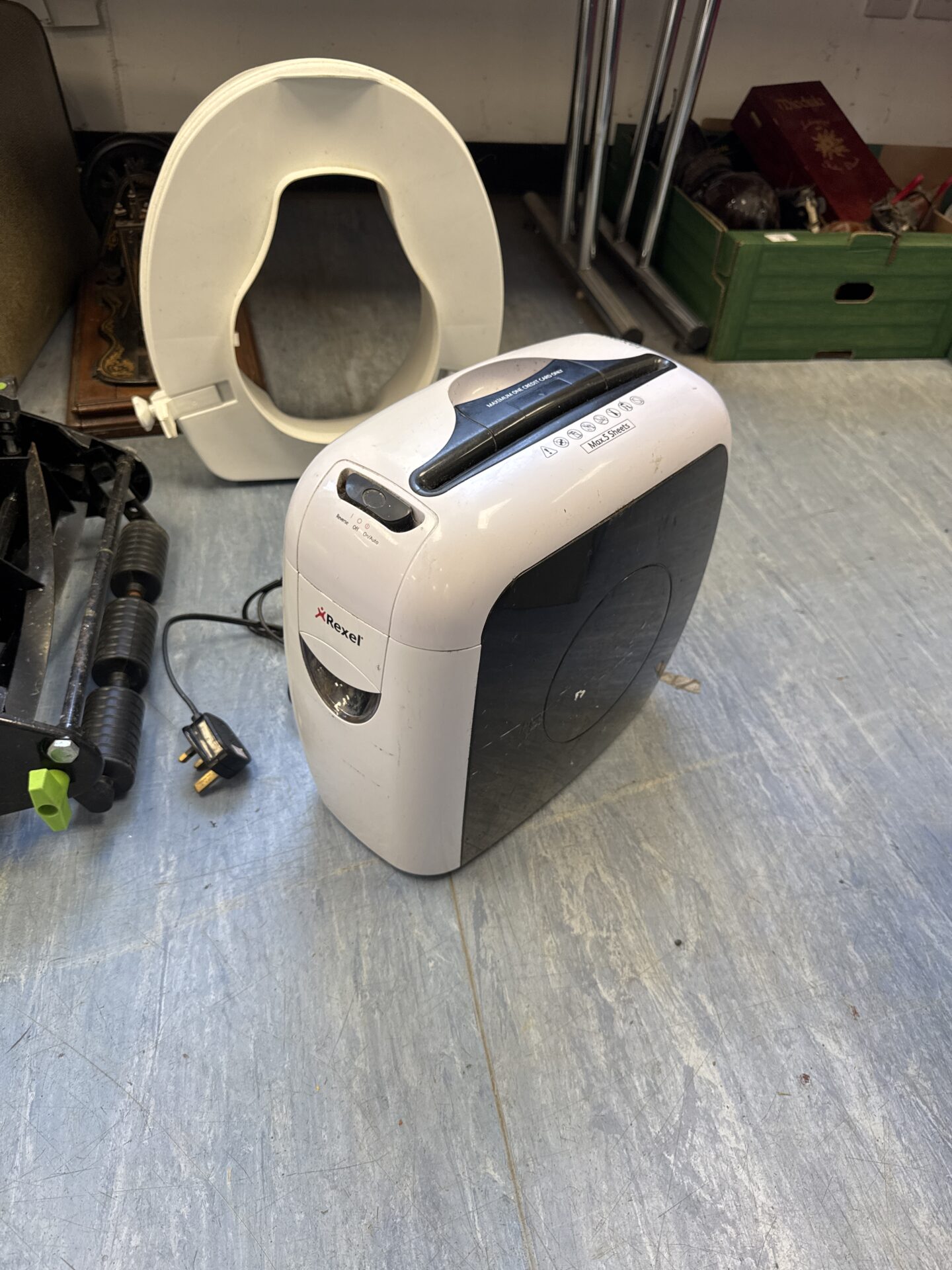 422 Rexel compact 5 sheet paper shredder – working