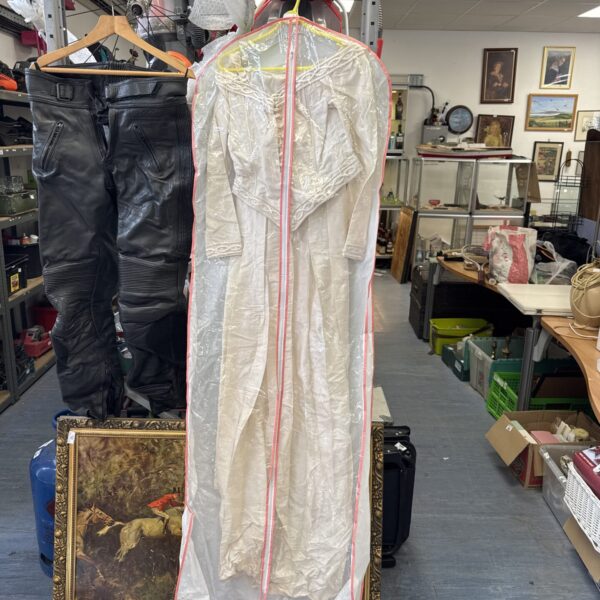 Vintage size 10 wedding dress with lace detailing.