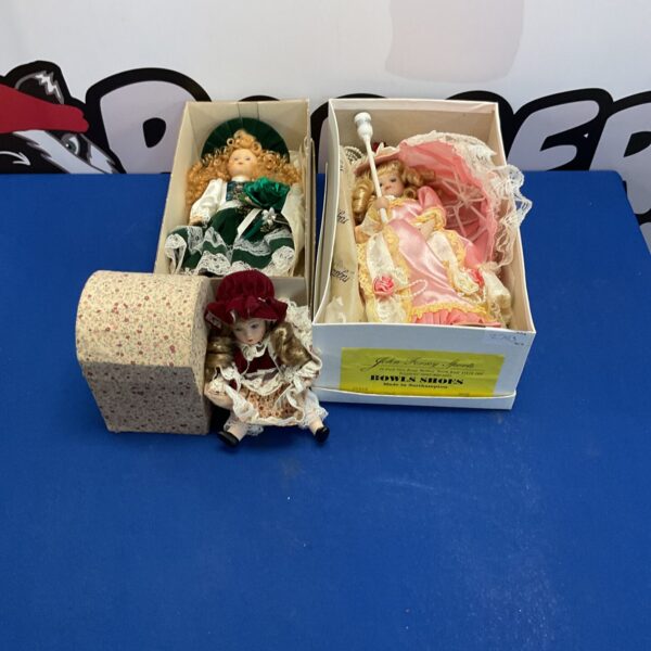 Vintage porcelain collector dolls lot with table lamp.