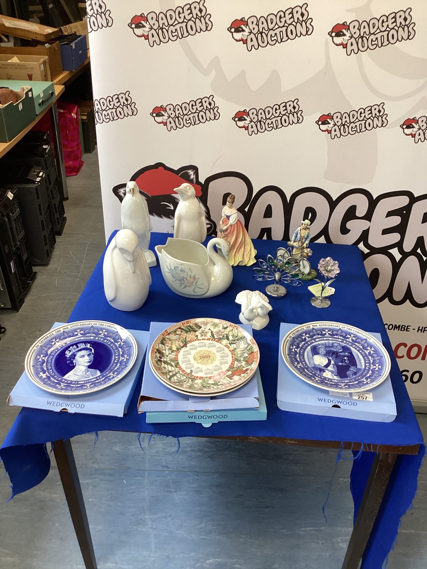 257 Quantity of Porcelain ornaments and collectible plates