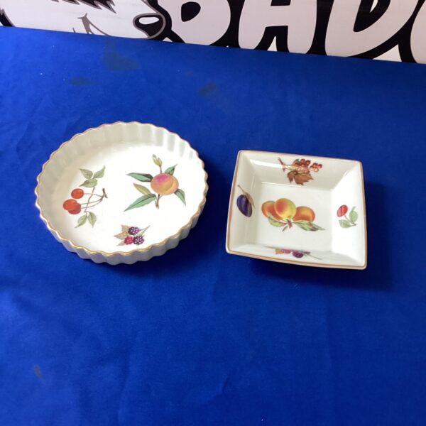 Royal Worcester Evesham flan dish with fruit pattern.