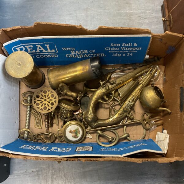Mixed lot of vintage brassware including flintlock pistols.
