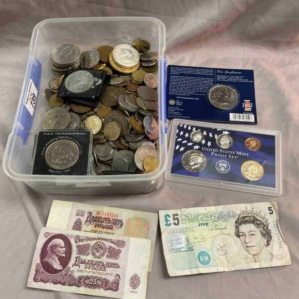 Assorted coin and note lot including a £5 coin and banknote.