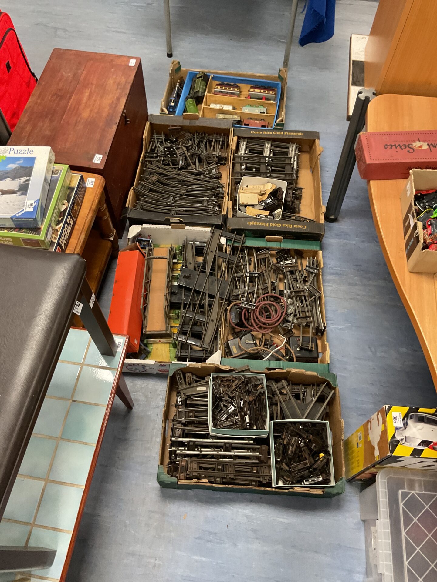 384 collection of six boxes of Vintage O gauge train sets with trains and rolling stock.