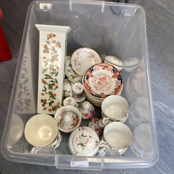 Mixed porcelain lot with vintage tea cups and a Royal Doulton vase.