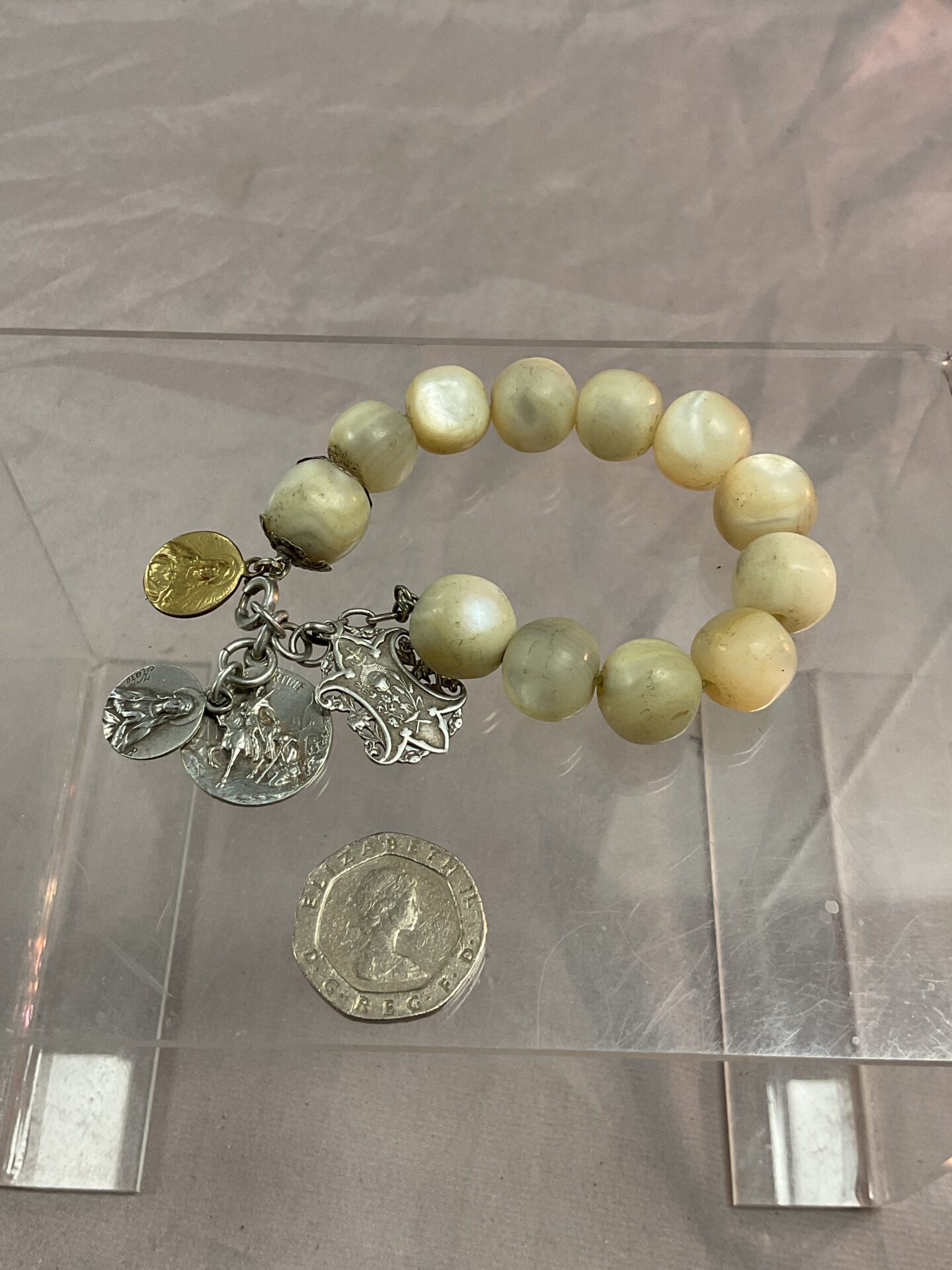 740 MOP? Bead bracelet With four religious charms