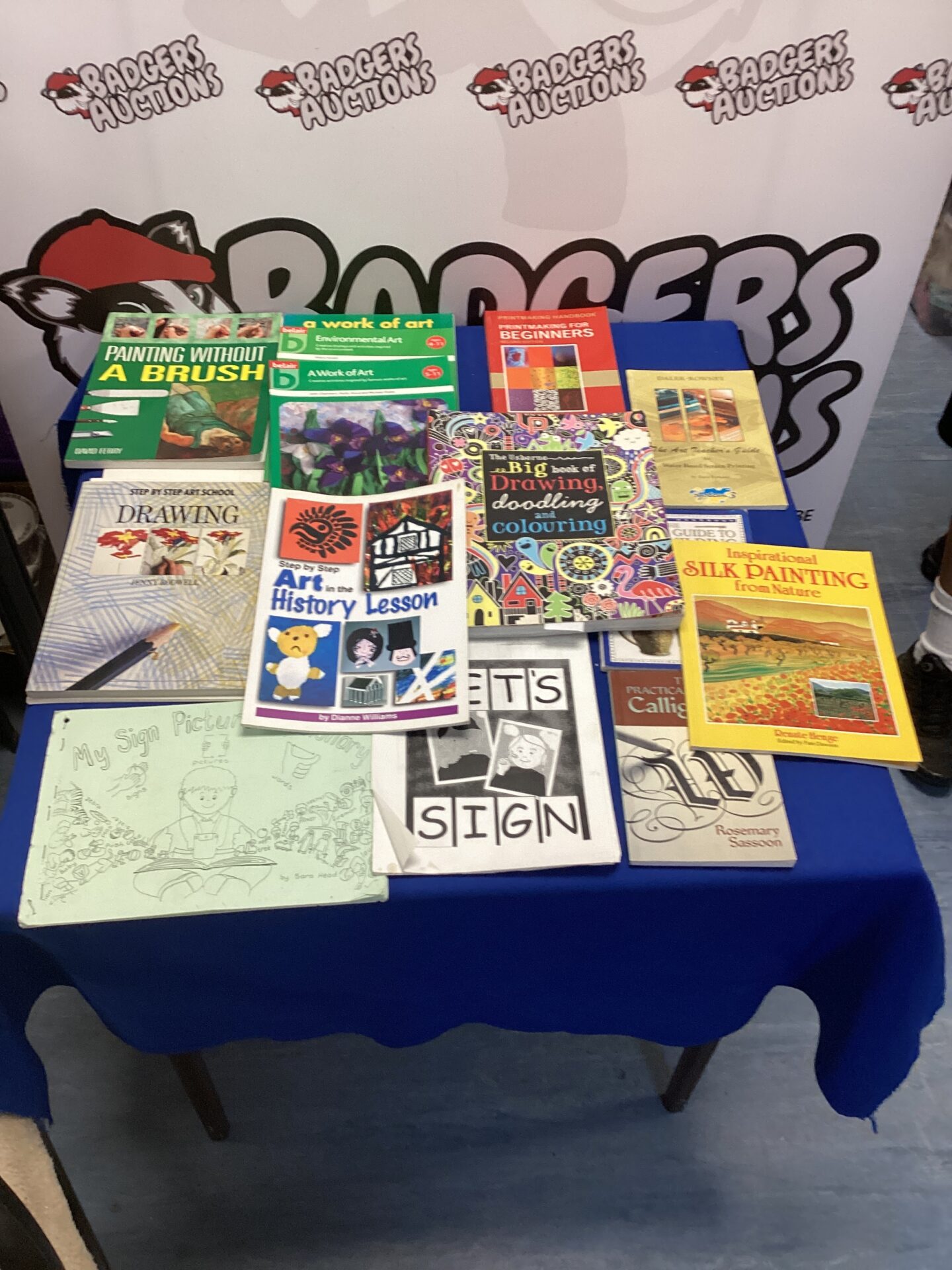 460 Quantity of how to books inc drawing, potters guide to hand building & calligraphy