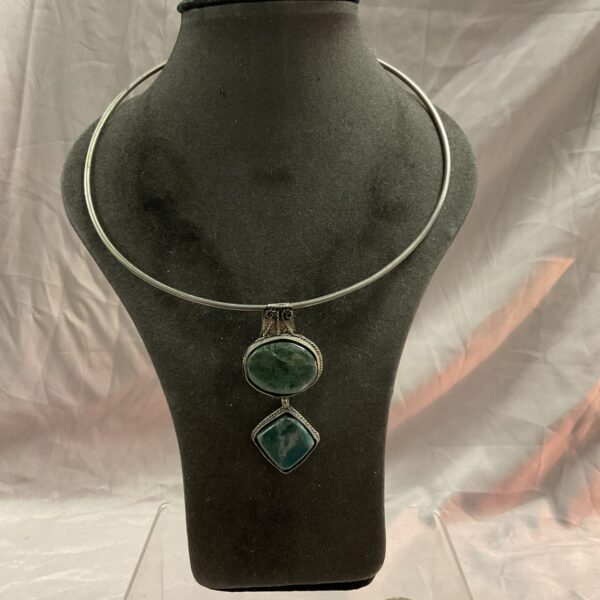 Vintage agate pendant necklace with two green stones.