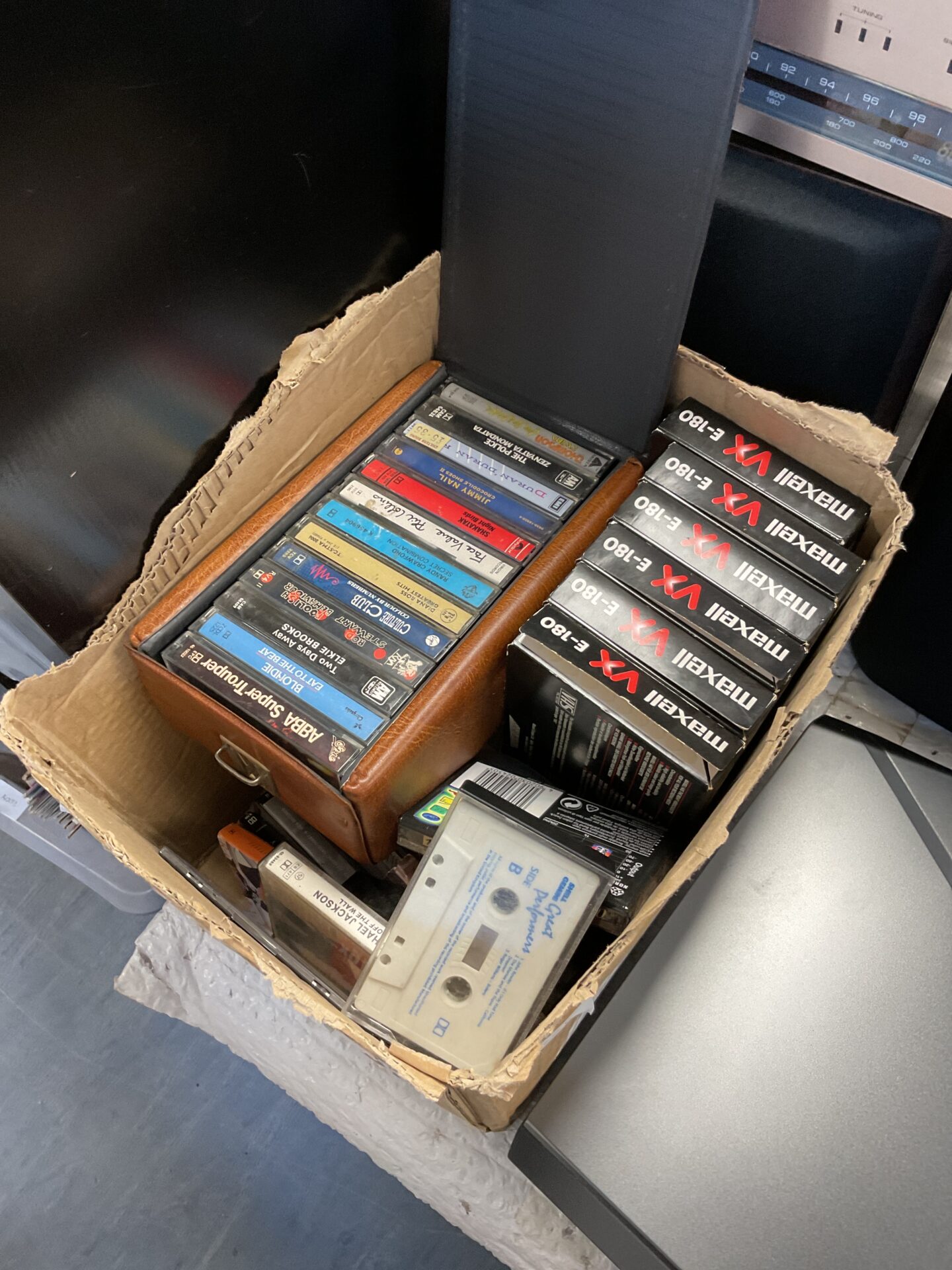 149 Box of vhs & audio cassettes inc michael jackson
