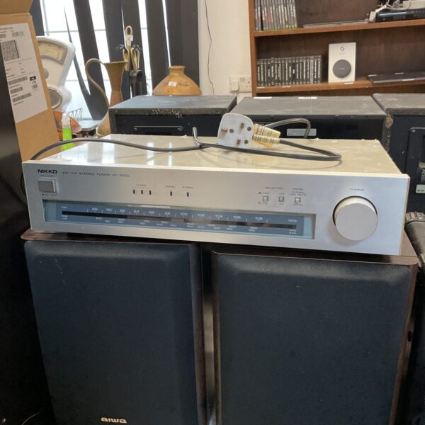 Vintage Nikko NT-500L stereo tuner with front panel controls.