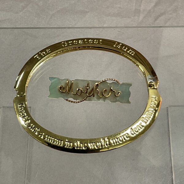 Vintage mother of pearl bracelet with "Greatest Mum" inscription.