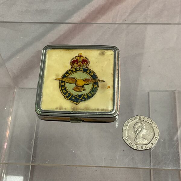 Vintage RAF ladies compact with Per Ardua Ad Astra emblem.
