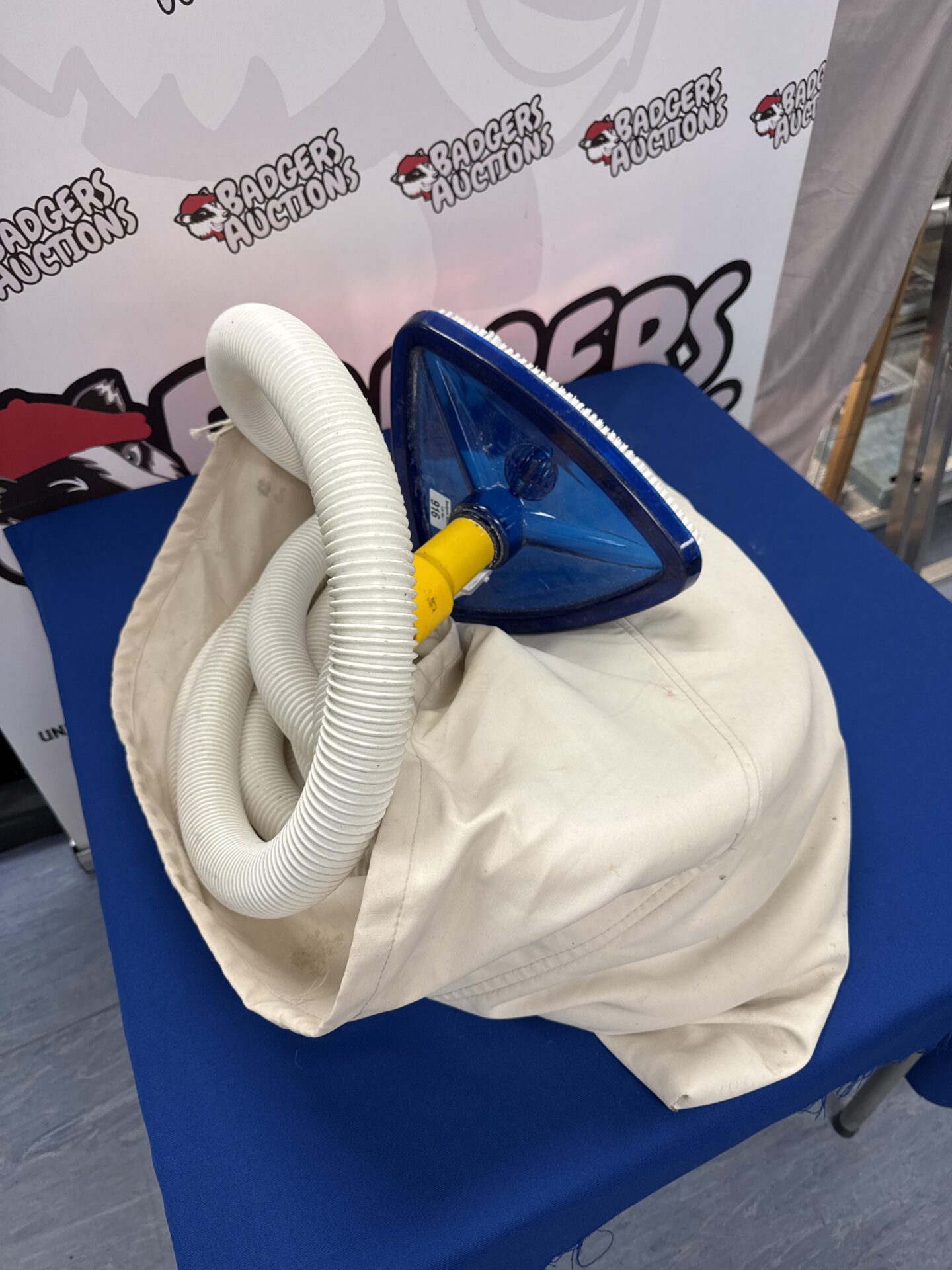 916 Swimming pool cleaning head with hose