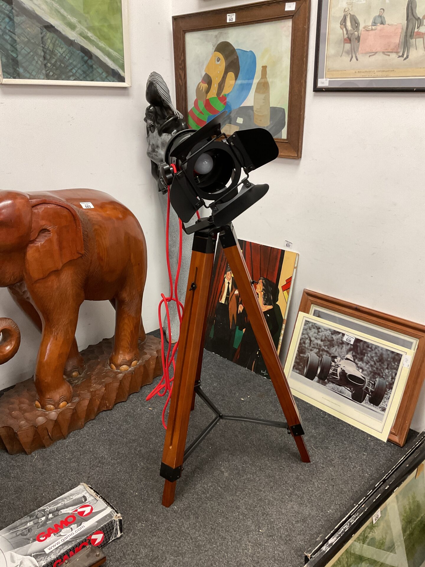663 Spotlight lamp on tripod