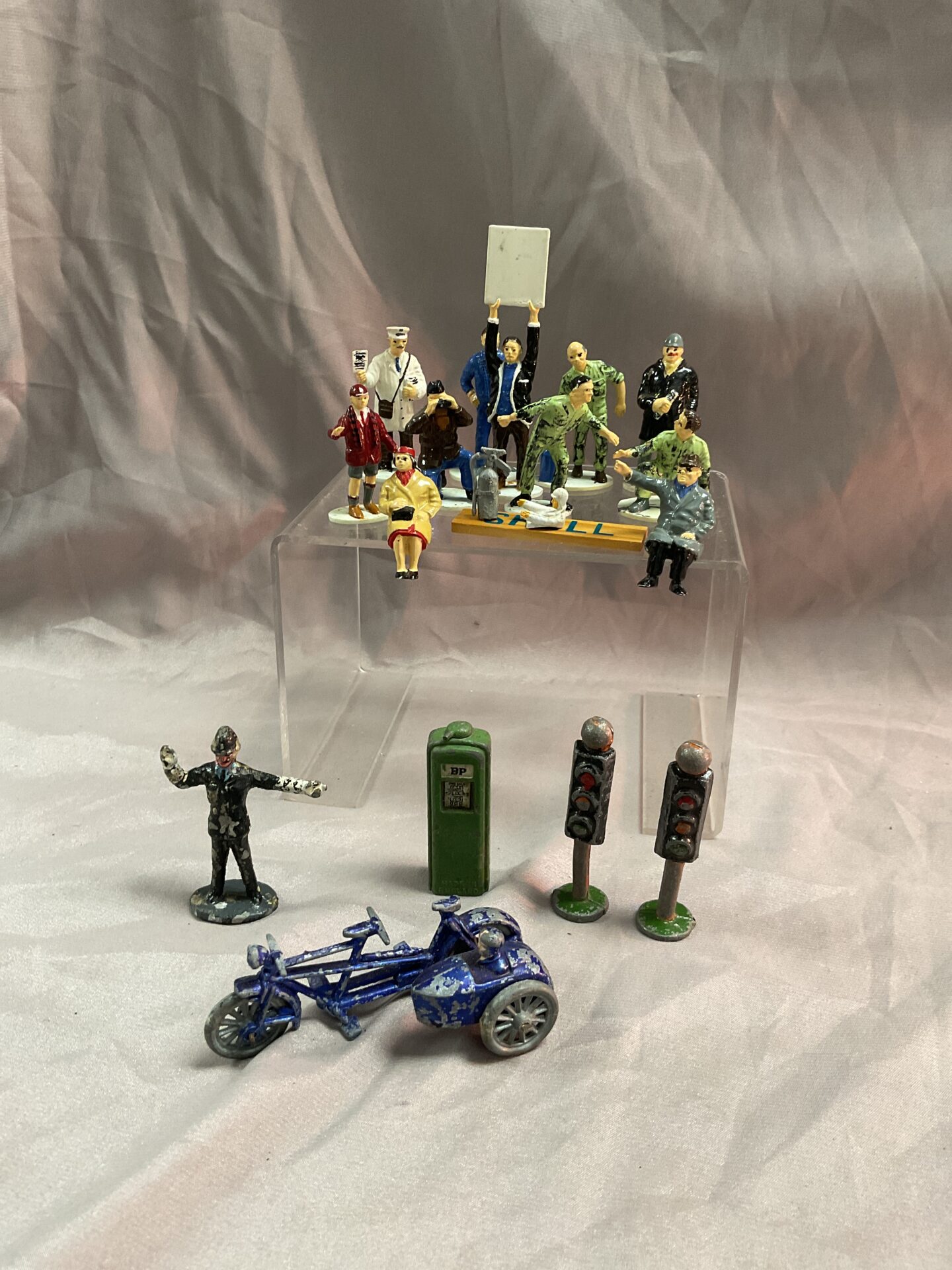697 Tray mixed vintage scalextric figures and metal figures