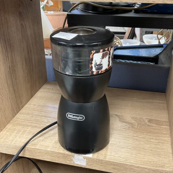Black Delonghi coffee mill for grinding fresh coffee beans.