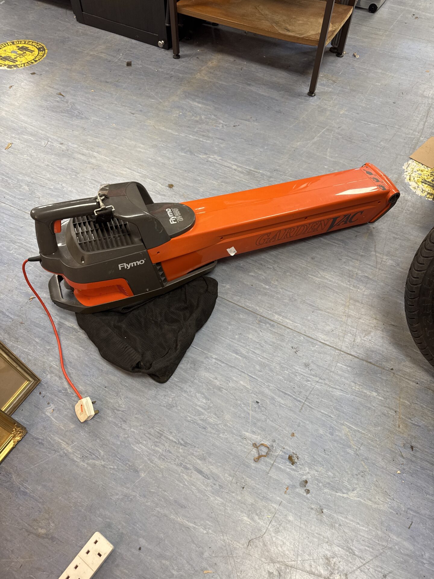 834 Flymo gv650 garden vac – powers on, has very short cable