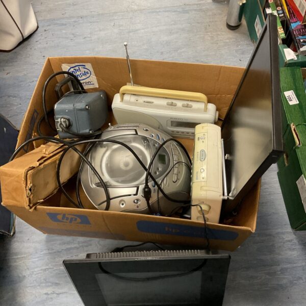Roberts radio lot including digital photo frame and monitor.