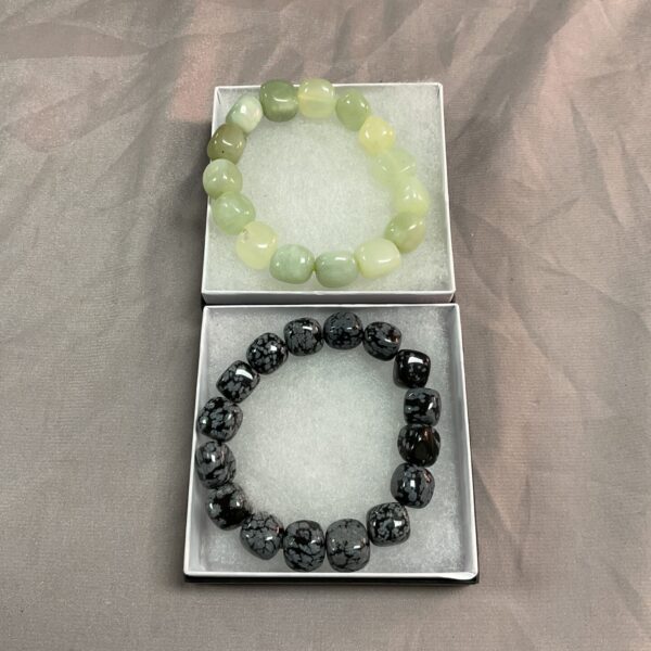 Translucent green crystal stretch bracelet for fashion.