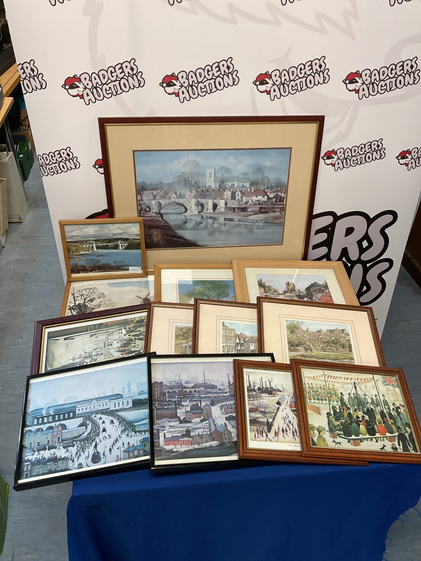 621 Large lot of framed prints including l s lowry & rowland hilder