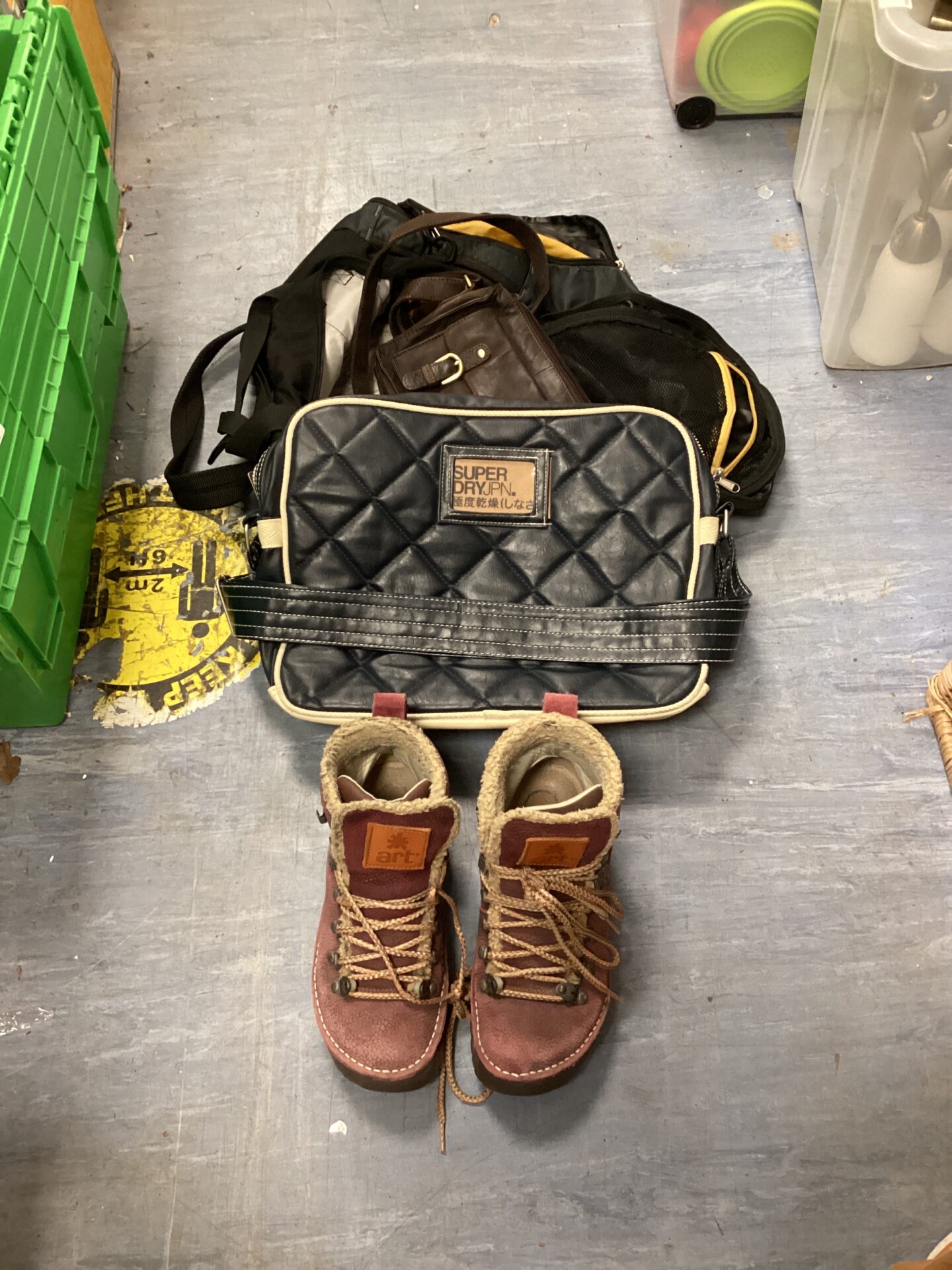 603 Mule 40 holdall, pair of art size 40 winter boots & superdry bag