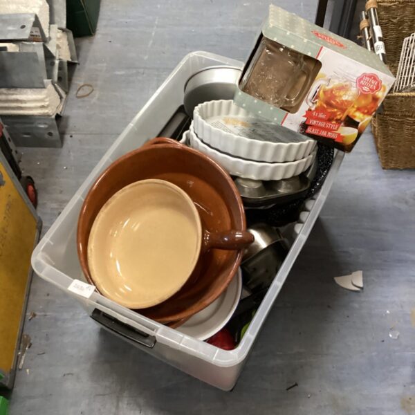 Mixed kitchenware lot including bowls and cake tins.