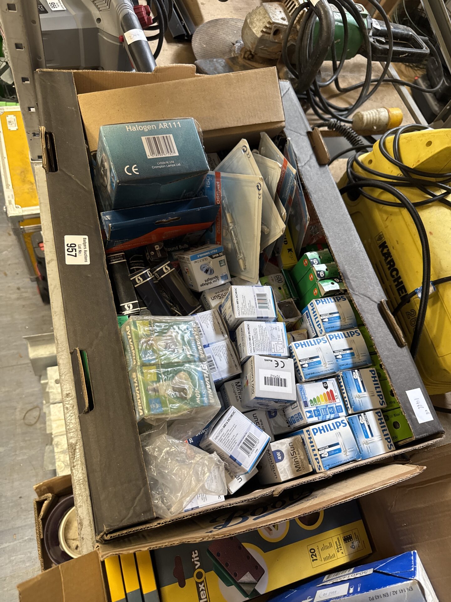 957 Box of assorted lightbulbs