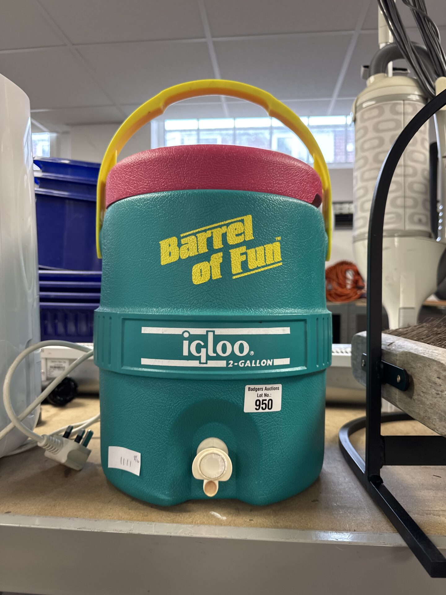 950 Igloo 2 gallon cold drinks dispenser