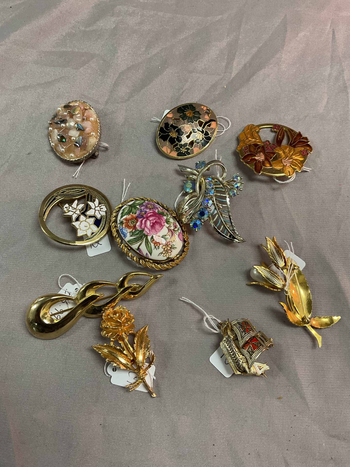 711 Ten assorted brooches