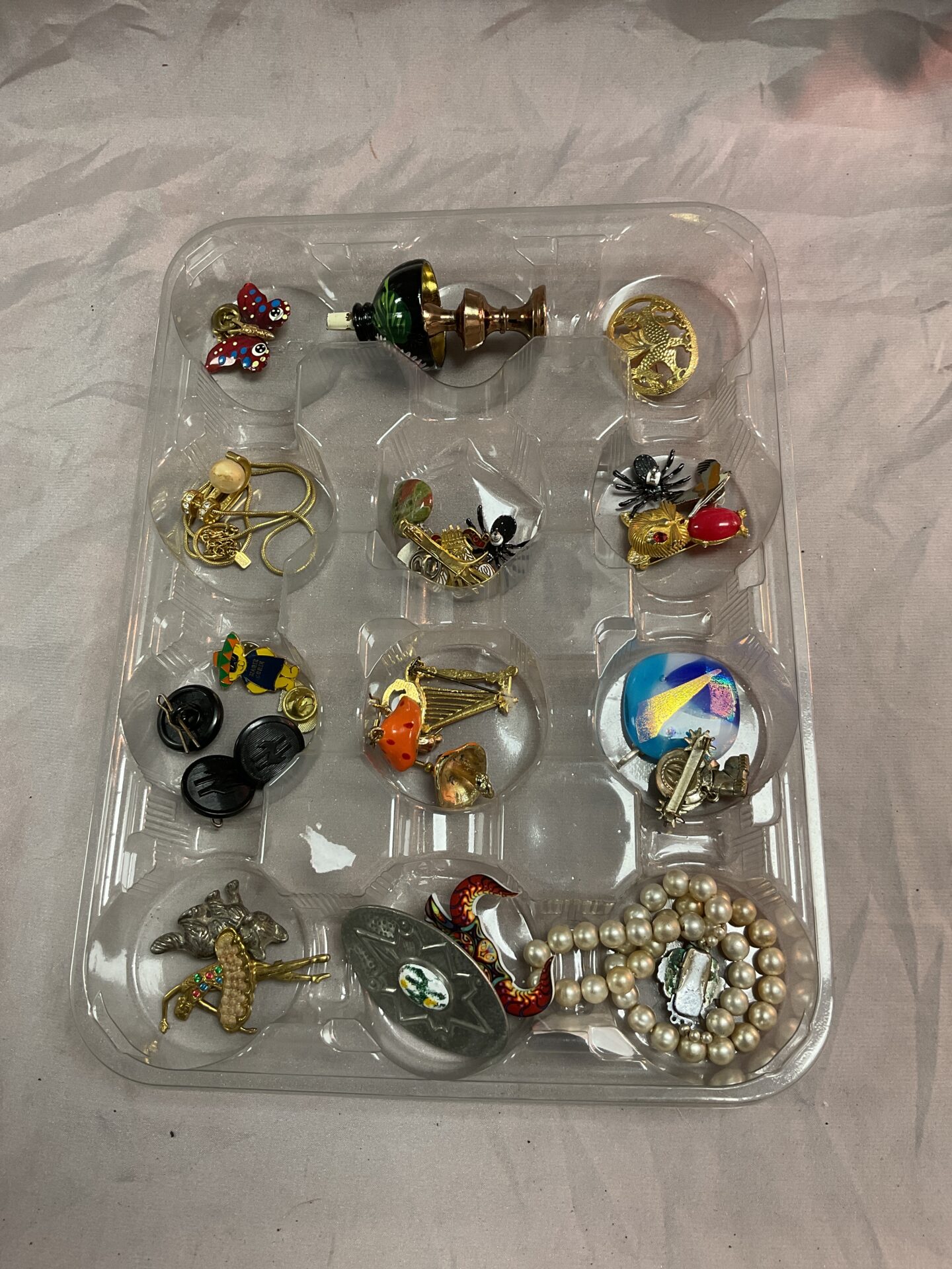 713 Tray of assorted Jewellery