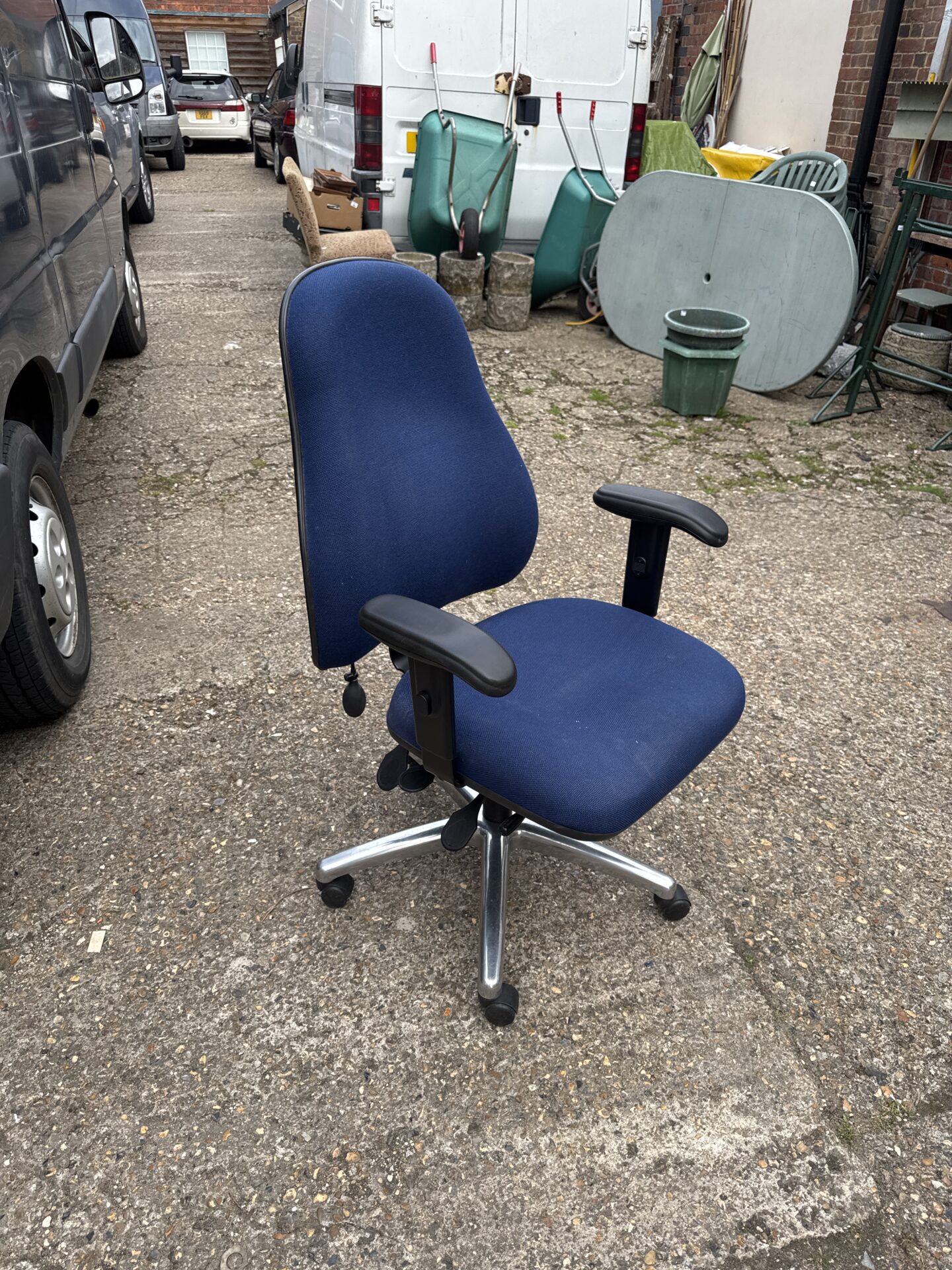 492 Reclining office chair with inflating back support